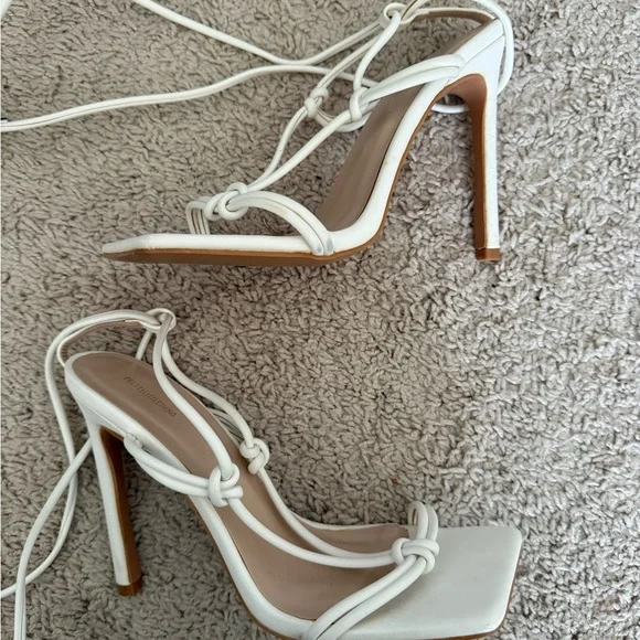 PrettyLittleThing White Square Front Knot Detail Heels - Picture 2 of 8